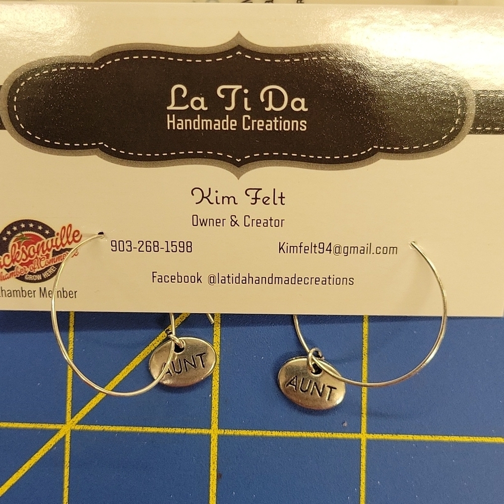 Family Silver Tone Charm Circle Earrings - Aunt
